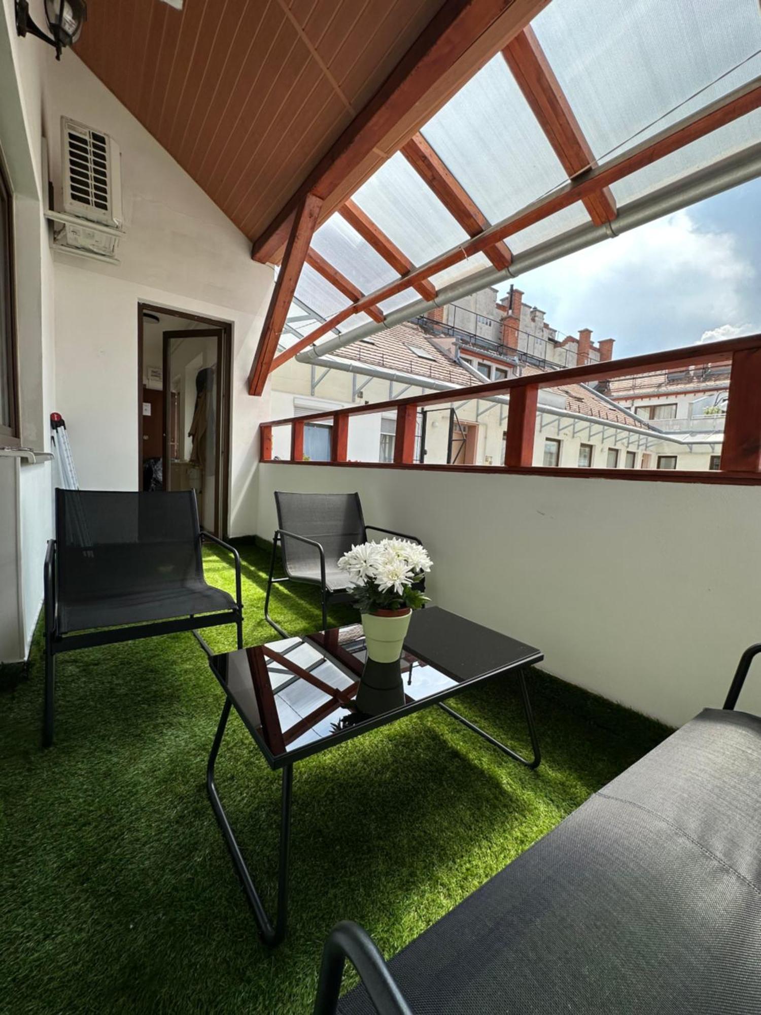Centroom Apartment Budapest Luaran gambar